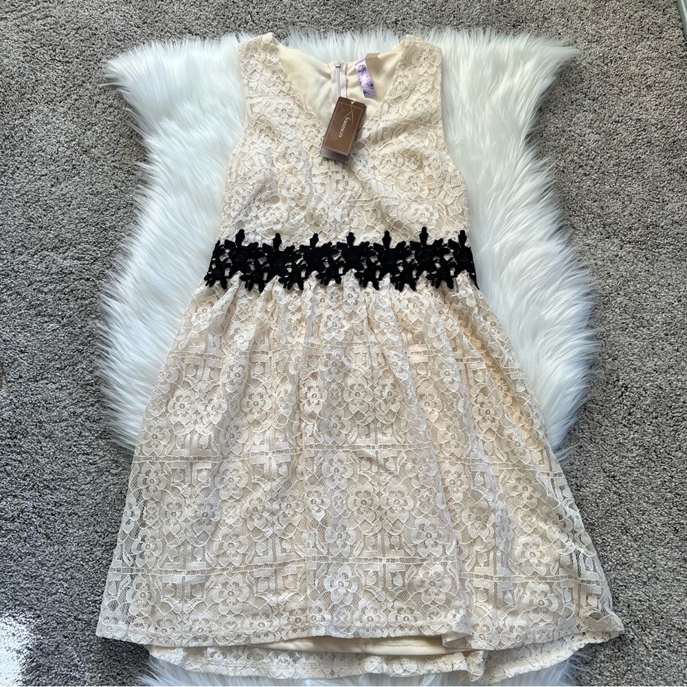 NWT Francesca’s ALYCE ivory lace w black detail a line shirt dress size medium